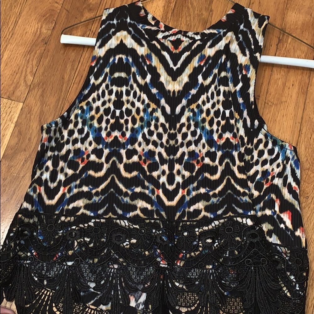 Cute semi cropped top worn once, lace trim
